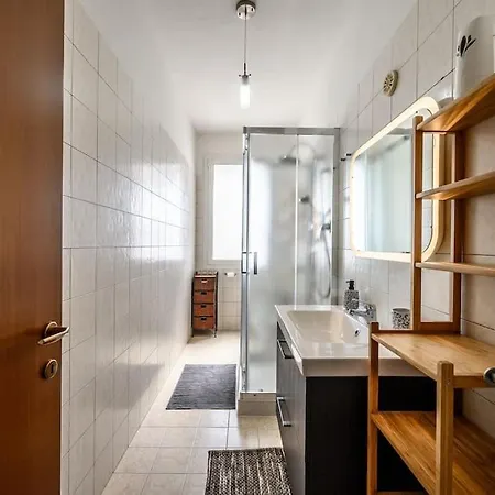 The Youth House Near Downtown & Hesperia Hospital Módena