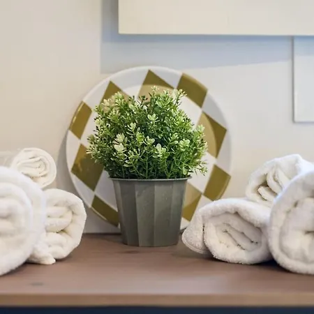 Apartment The Youth House Near Downtown & Hesperia Hospital