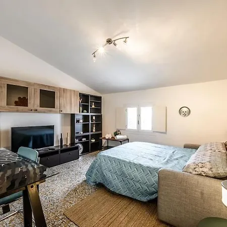 Apartment The Youth House Near Downtown & Hesperia Hospital *